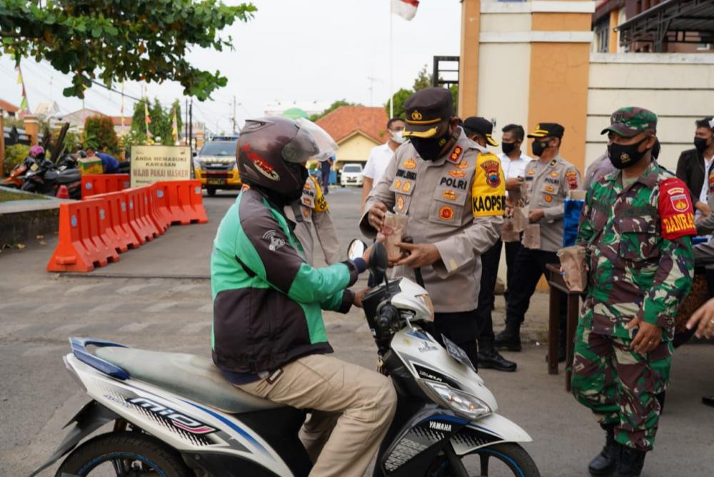 Polres dan Kodim Batang Bagikan Ratusan Takjil