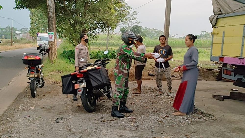 Babinsa-Bhabinkamtibmas Bagikan Menu Berbuka Bagi Warga Kurang Mampu