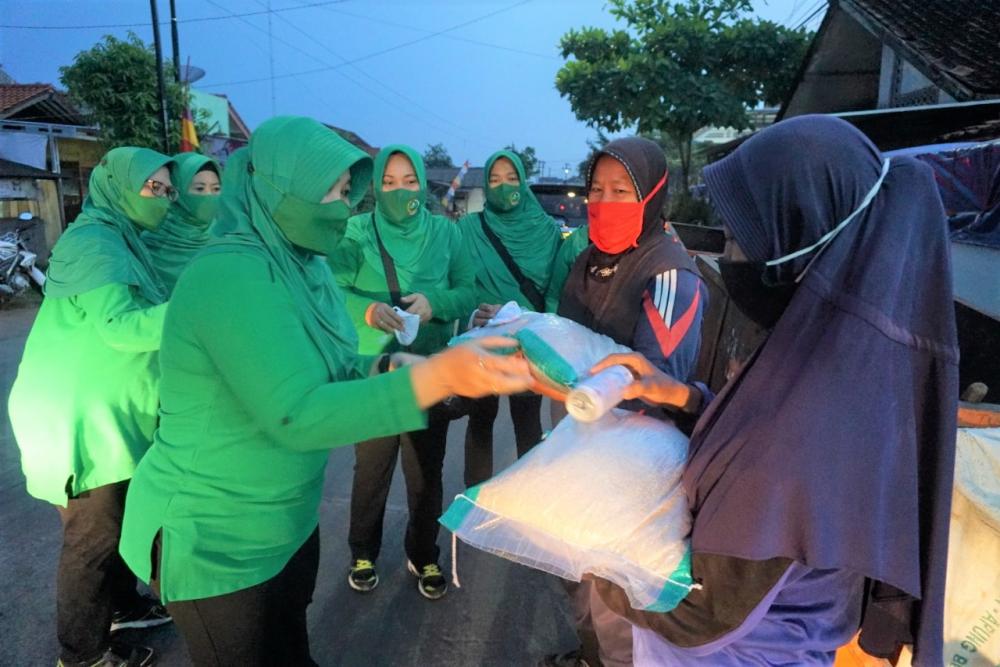 Persit KCK Kodim Batang Berbagi di Jumat Berkah