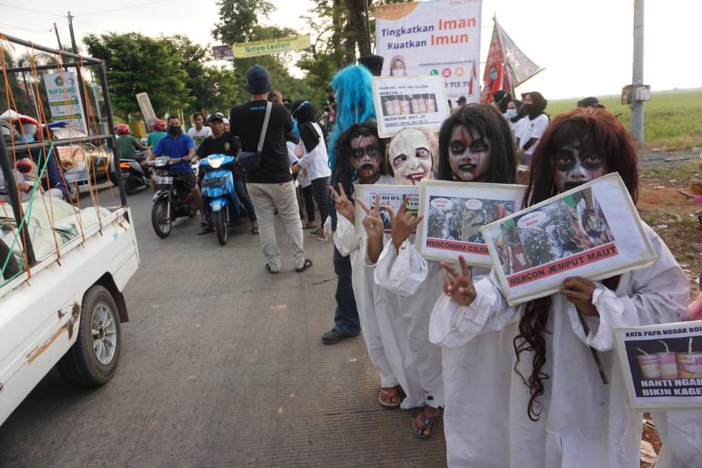 Pemuda Berkostum Hantu, Sosialisasikan Bahaya Petasan