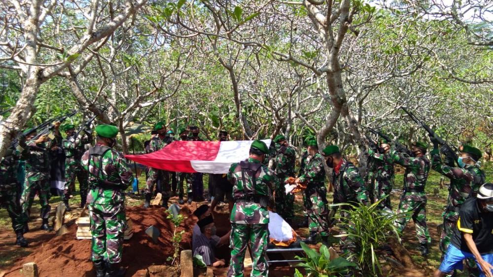 Kodim Batang Gelar Pemakaman Militer Bagi Veteran