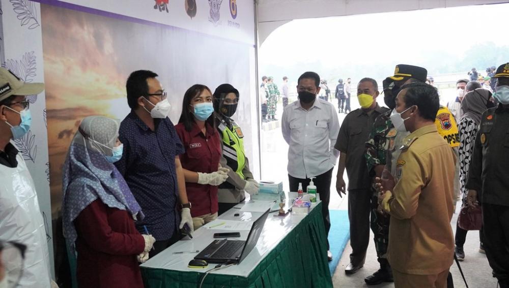 Bupati Batang Pastikan Kesehatan Pengguna Tol 379