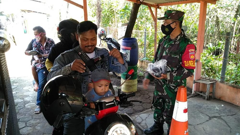 Tegakkan Prokes, Danramil Batang Bagikan Masker