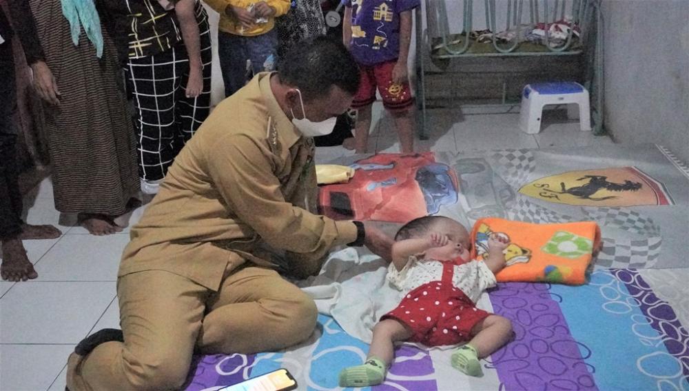 Bupati Batang Kunjungi Anak Penderita Hirdosefalus Dalam Program Tilik Warga