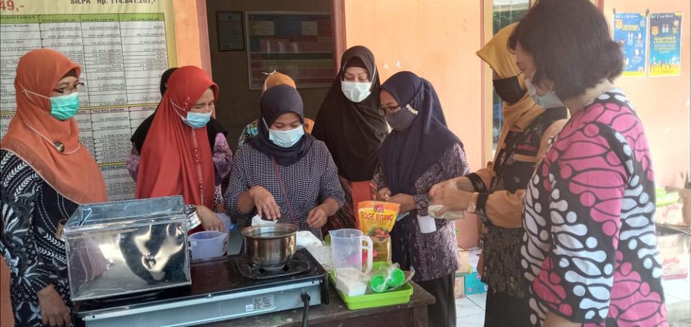 Perempuan Produktif, Piawai Memanfaatkan Teknologi Digital