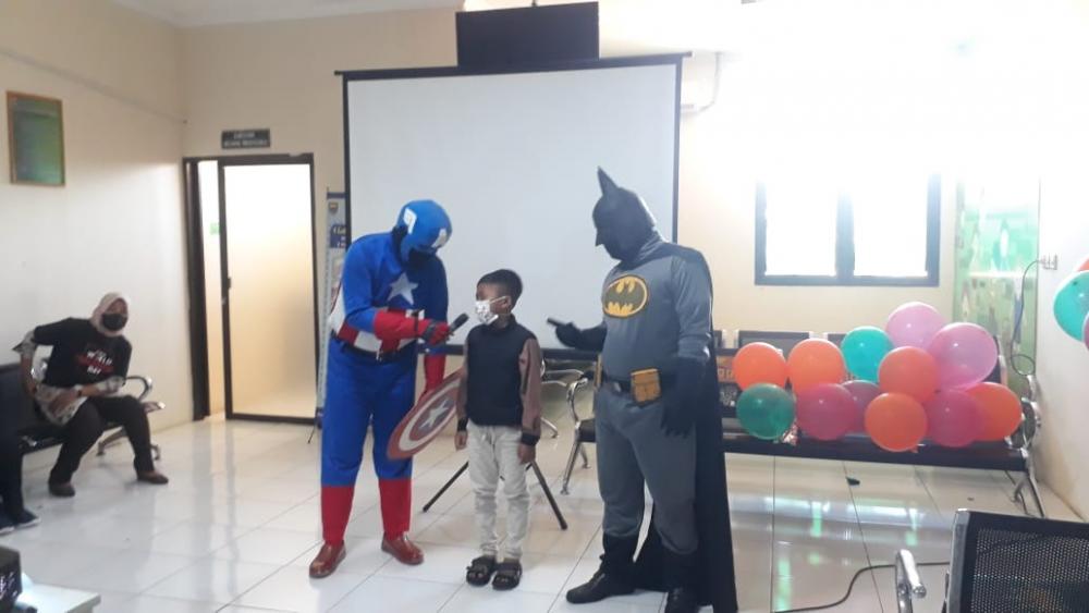 Batman dan Kapten Amerika Di RSUD Kalisari Batang Hibur Penyintas Thalasemia 