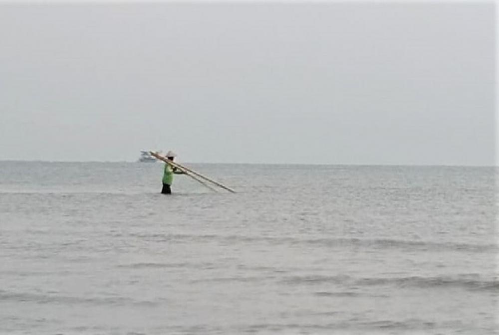 CARI IKAN DENGAN JARING