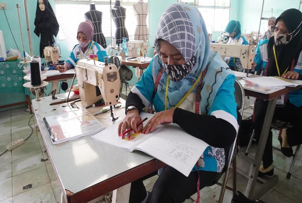 BUAT DESAIN POLA PAKAIAN