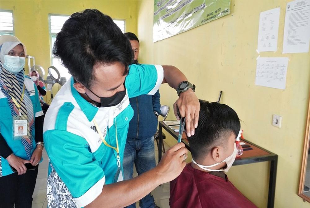 PRAKTIK PANGKAS RAMBUT