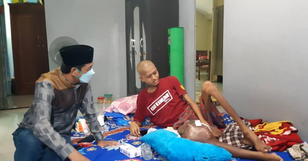 Wakil Bupati Batang Jenguk Warganya Menderita Kanker Tulang