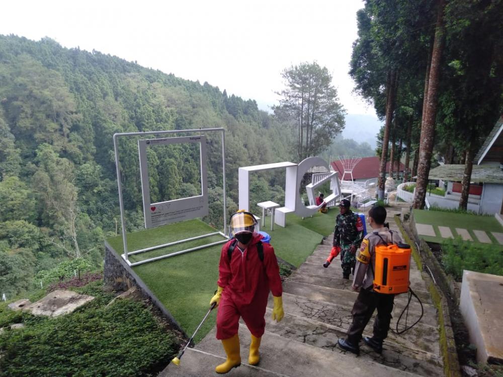 Babinsa Dan Bhabinkantibmas Kembang Langit Sterilisasi Covid-19