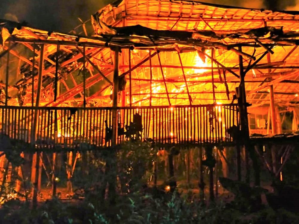 Kandang Ayam Dusun Bendobungkus, Hangus Terbakar