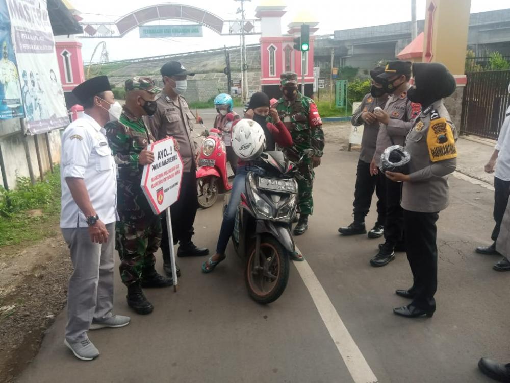 Tekan Penyebaran Covid-19, Tim Gabungan Bagikan Masker