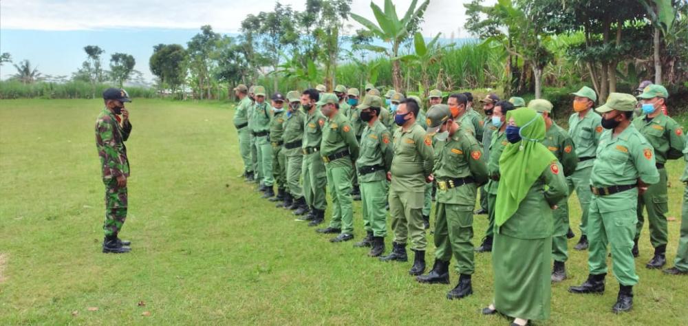Tingkatkan Kedisiplinan Linmas, Babinsa Berikan Materi PBB