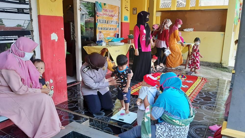 Peduli Kesehatan Anak, Bhabinkamtibmas Dringo Sambangi Posyandu