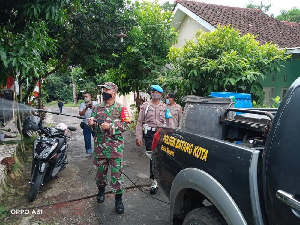 Petugas Gabungan Lakukan Penyemprotan Disinfektan