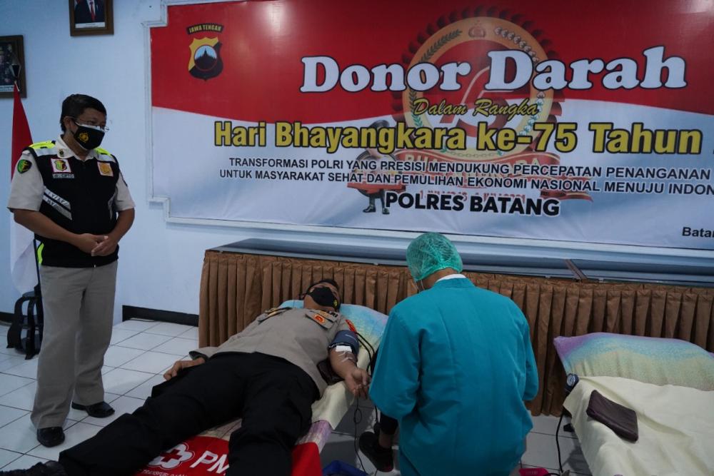 Hari Bhayangkara ke-75, Polres Batang Sumbang Puluhan Kantong Darah