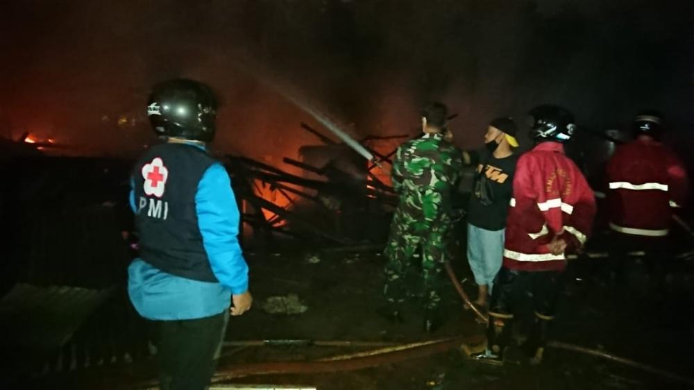 Tempat Penyulingan Minyak Daun Cengkih Hangus Terbakar