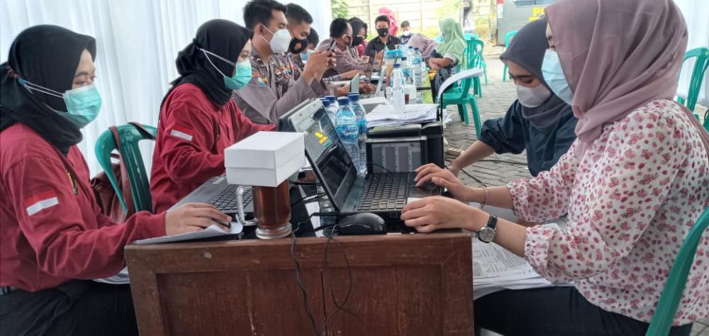 Dokkes Polres Batang Berdayakan Mahasiswi Keperawatan Jadi Relawan Vaksinator