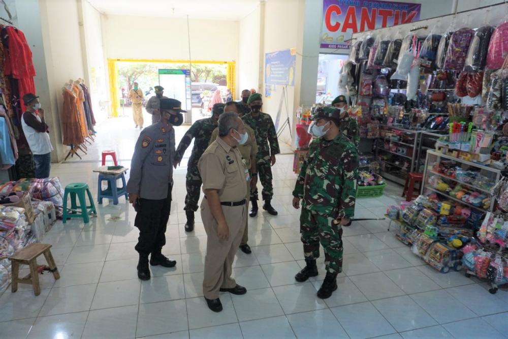 Dandim Batang Pantau PPKM Darurat Pasar Batang