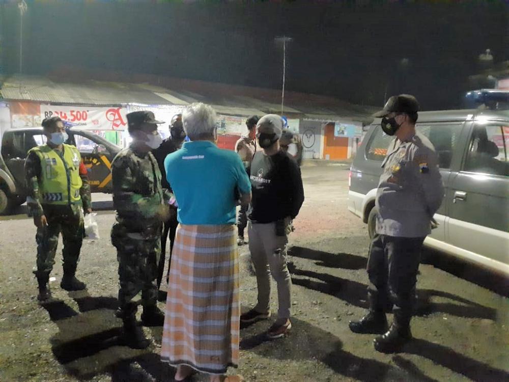 Sinergi TNI/Polri Bersama Pemdes Banyuputih Tegakkan PPKM