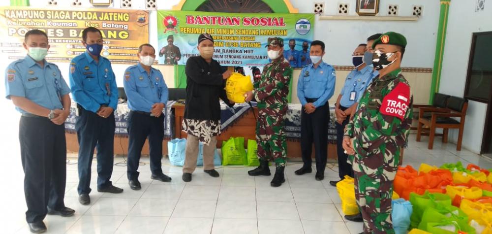 Rayakan HUT PUDAM, Dirut Bersama Dandim Batang Bagikan Sembako
