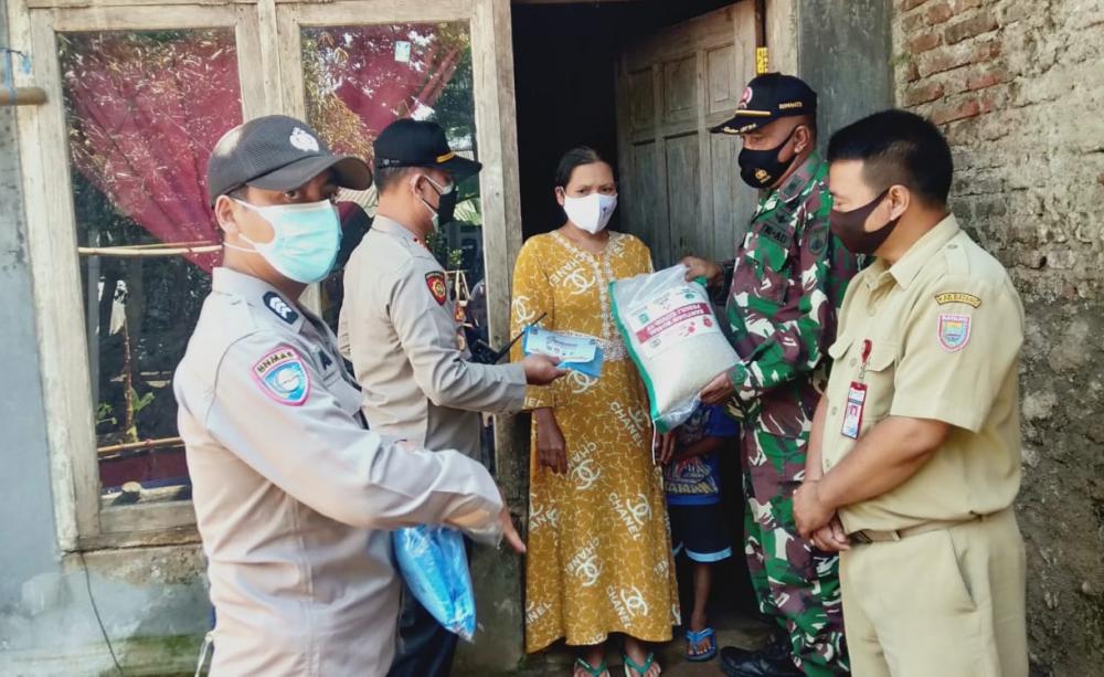 PPKM Darurat, Koramil Blado Bantu Kaum Duafa