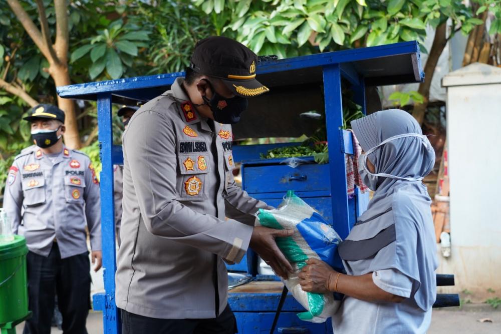 Kapolres Batang Bagikan Paket Sembako untuk Buruh Angkut