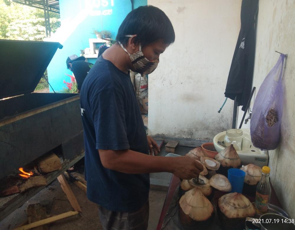 MASUKKAN REMPAH KELAPA MUDA BAKAR