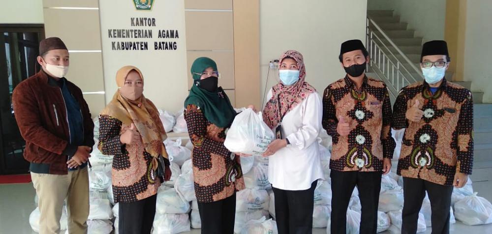 Pokjaluh dan UPZ Batang Bagikan Ratusan Paket Sembako