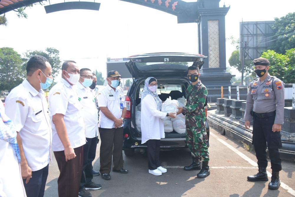 Pemkab Batang Serahkan Paket Sembako Untuk Warga Isoman
