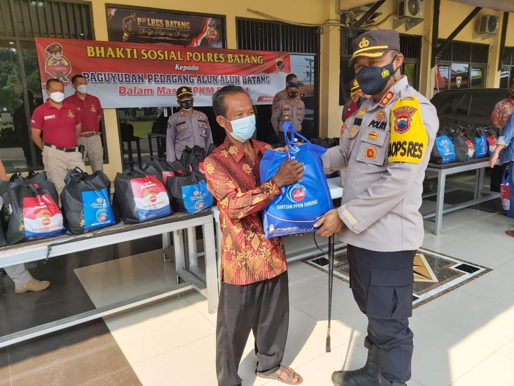Polres Batang Bagikan Paket Sembako kepada Paguyuban Pedagang Alun-alun