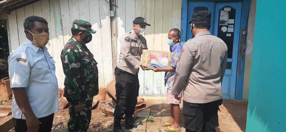 Warga Kurang Mampu Dapat Paket Sembako dari Satgas PPKM