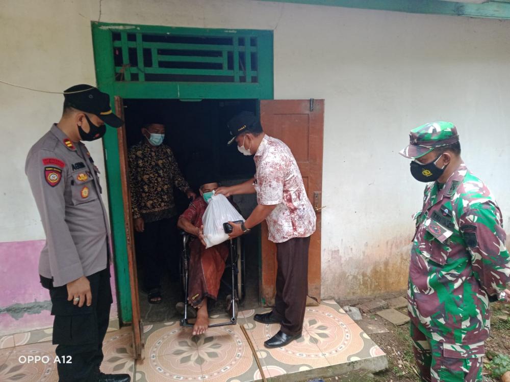 Paket Sembako Ringankan Beban Warga Bandar