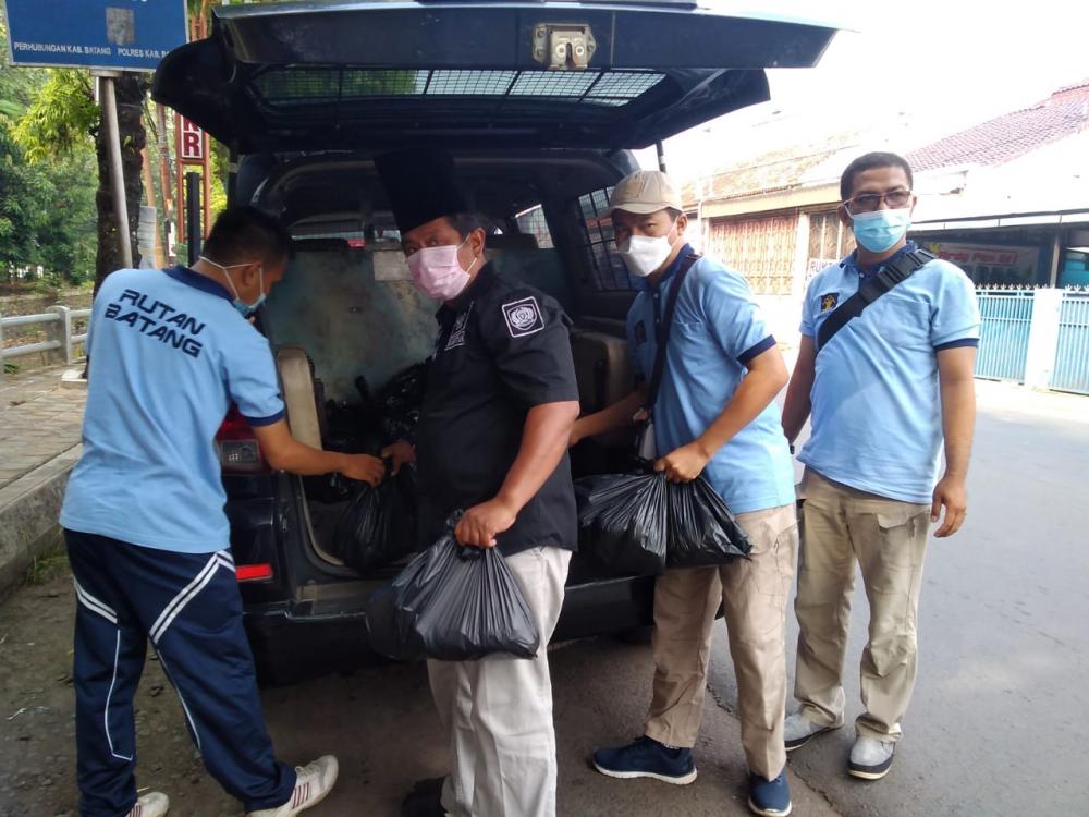 Rutan Batang Bagikan Sembako Kepada Terdampak COVID-19