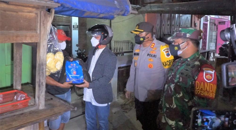 Patroli Skala Besar, Forkopimda Bagikan Sembako
