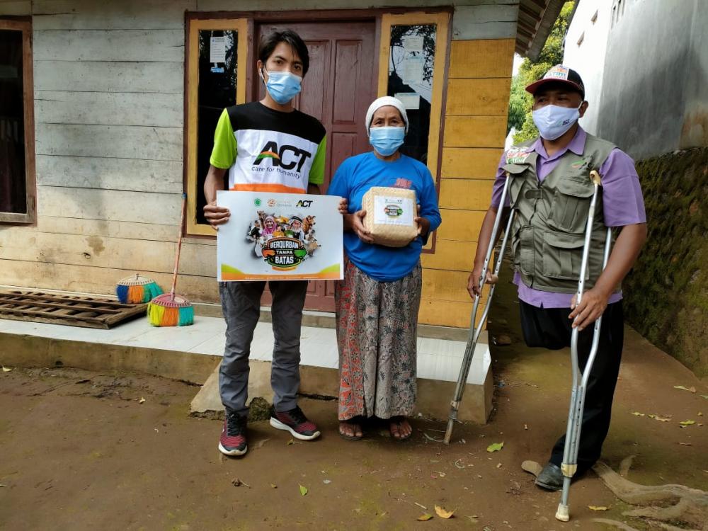 Rayakan Iduladha, Komunitas ACT Bagikan Daging Kurban