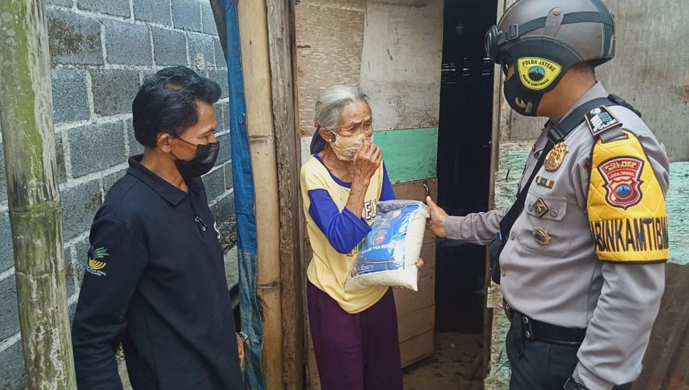 Polsek Blado Patroli Beras Pada Terdampak Pandemi