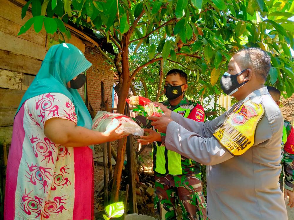 Babinsa dan Bhabinkamtibmas Terjun Bagikan Beras untuk Terdampak PPKM