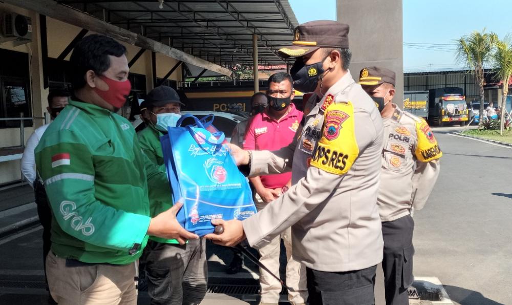 Puluhan Pengemudi Ojol Dapat Bansos Polres Batang