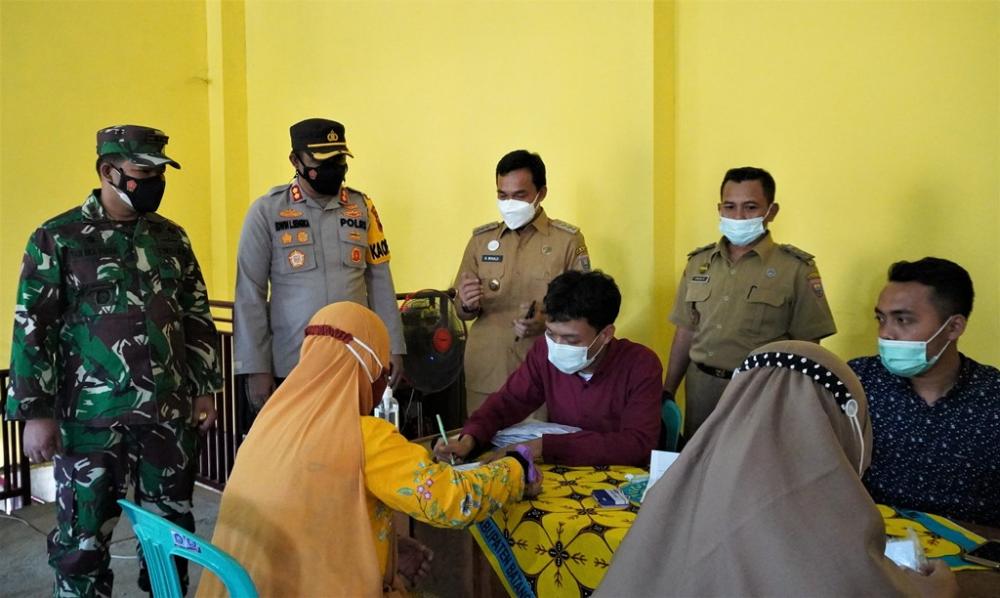 Bupati Batang Tinjau Pembagian BST di Desa Donorejo