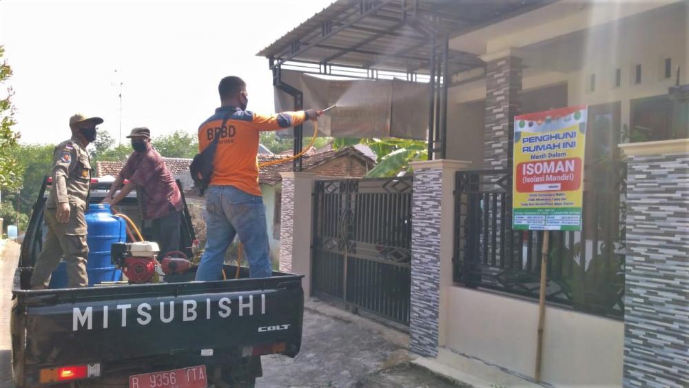 SEMPROT DISINFIKTAN WILAYAH PENGHUNI ISOMAN