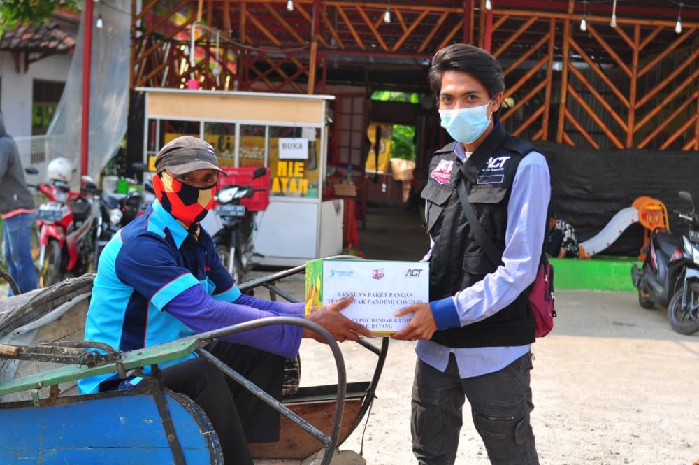 Komunitas ACT  Bagikan Paket Sembako Bagi Masyarakat Batang Terdampak Pandemi