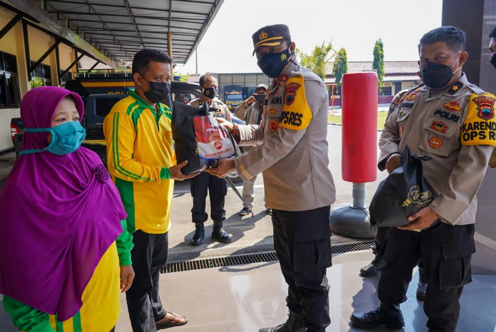 Polres Batang Bagikan Paket Sembako untuk Petugas Kebersihan