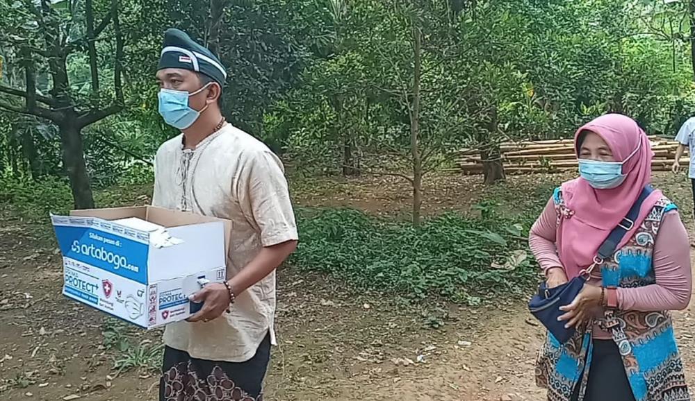 Kiprah Kampung Hijrah Bagikan Makanan Gratis Kepada Warga Isoman
