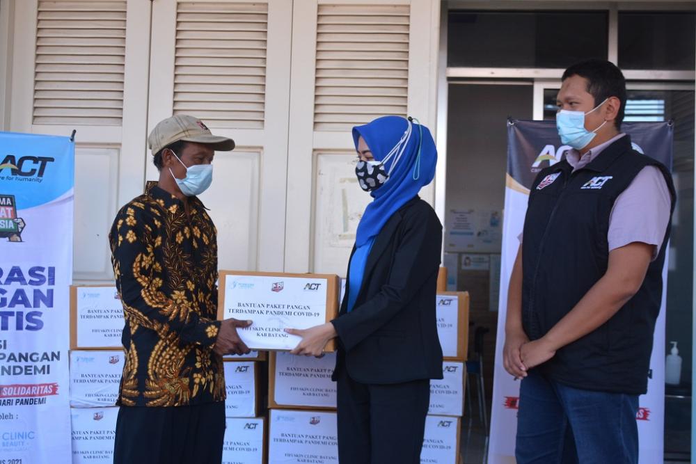 Klinik Kecantikan Bersama Komunitas ACT Bantu Warga Terdampak PPKM Pandemi Covid-19