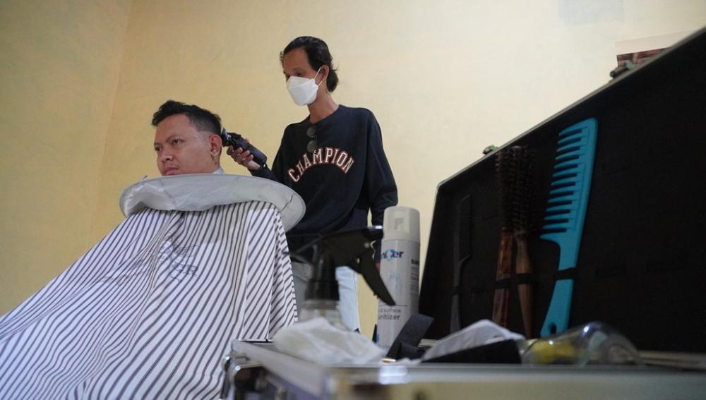 PANGKAS RAMBUT PELANGGAN