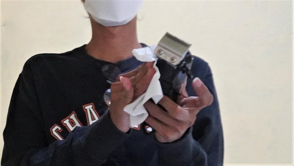 BERSIHKAN PERALATAN POTONG RAMBUT