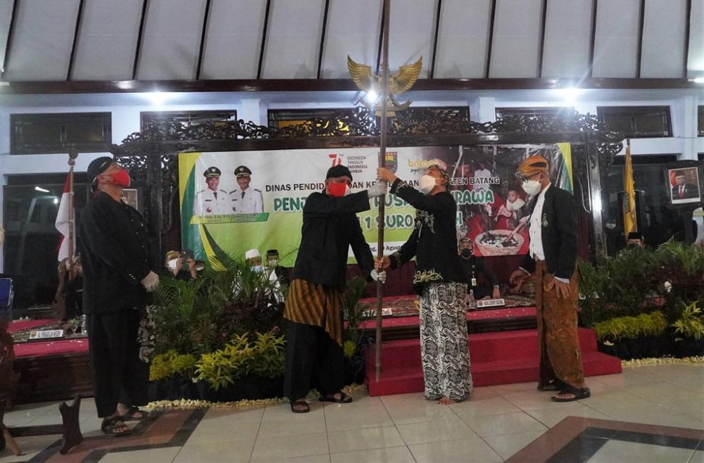 PENYERAHAN TOMBAK ABIRAWA