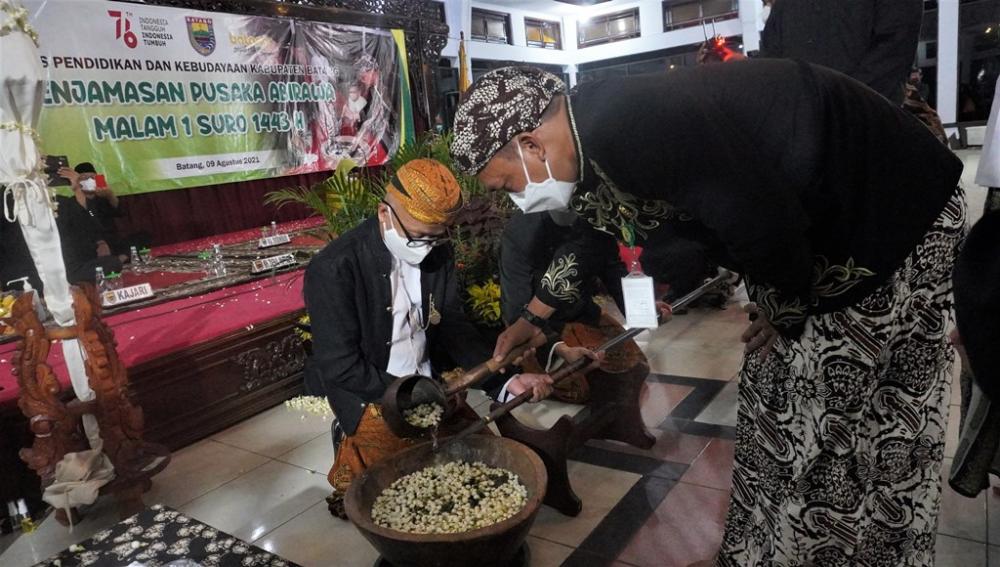 MEMANDIKAN TOMBAK ABIRAWA